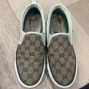 Gucci slip on canvas sneakers size 38 comes with box
Used condition